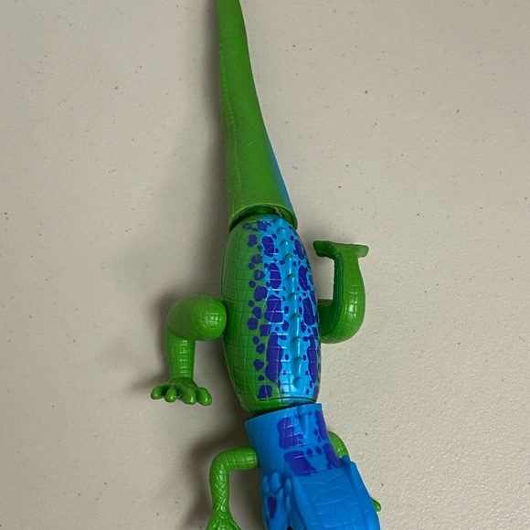 Robo Alive Lurking Lizard series - Blue and Green - Picture 6 of 14